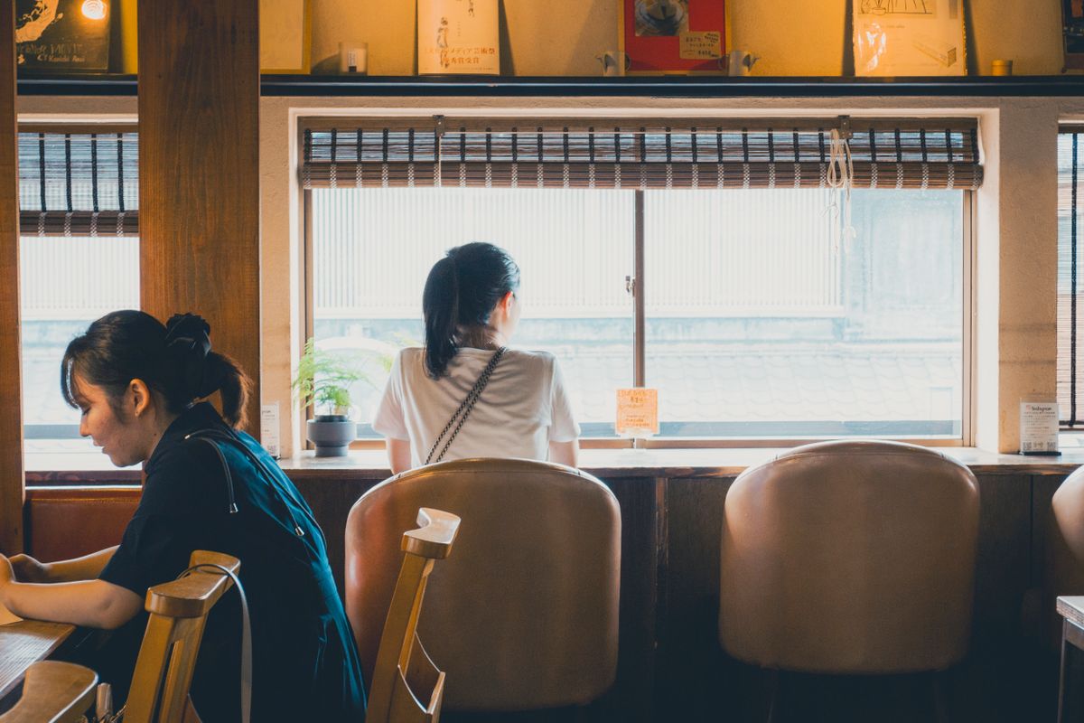 木の温もりある和モダンな店内